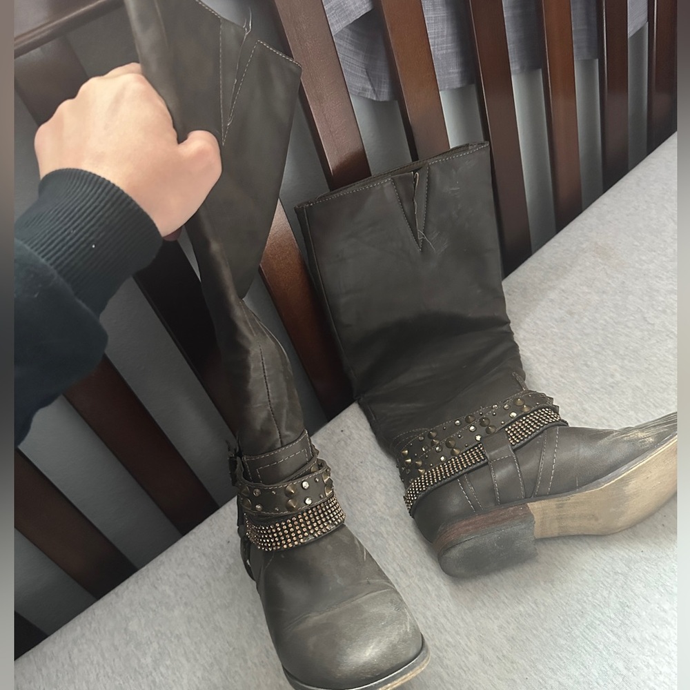 Buckle boots